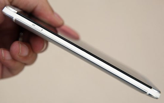 Cạnh trái có 1 nút gạt dùng để tháo nắp sau. HTC One phiên bản 2 sim xuất hiện tại Việt Nam