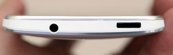 Phía trên là nút nguồn kiêm cổng hồng ngoại và jack cắm tai nghe. HTC One phiên bản 2 sim xuất hiện tại Việt Nam