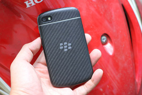 Mặt sau được làm hoàn toàn bằng nhựa nên tạo cảm giác không sang trọng. Mở hộp BlackBerry Q10 bản thương mại tại Việt Nam