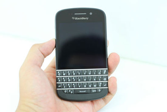 Mặt trước của BlackBerry Q10 khá giống với BlackBerry 9900. Mở hộp BlackBerry Q10 bản thương mại tại Việt Nam