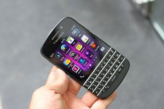 Nhìn từ mặt trước BlackBerry Q10 rất hiện đại. Mở hộp BlackBerry Q10 bản thương mại tại Việt Nam