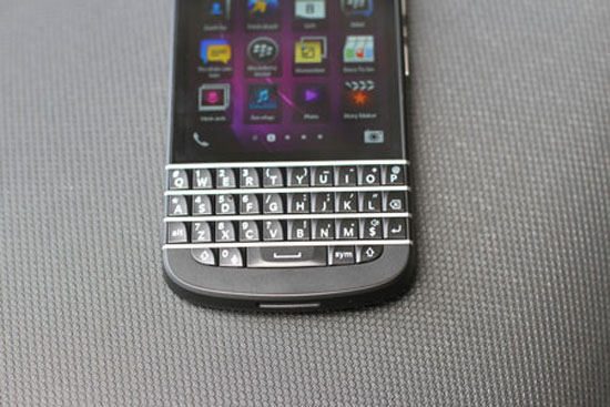 Cạnh trái của máy là cổng microUSB và microHDMI để kết nối hay xuất nội dung ra màn hình TV. Mở hộp BlackBerry Q10 bản thương mại tại Việt Nam
