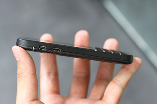 Cạnh phải là phím điều chỉnh âm lượng và phím để kích hoạt chức năng ra lệnh bằng giọng nói trên nền tảng BlackBerry 10. Mở hộp BlackBerry Q10 bản thương mại tại Việt Nam