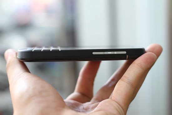 Cạnh phải là phím điều chỉnh âm lượng và phím để kích hoạt chức năng ra lệnh bằng giọng nói trên nền tảng BlackBerry 10. Mở hộp BlackBerry Q10 bản thương mại tại Việt Nam