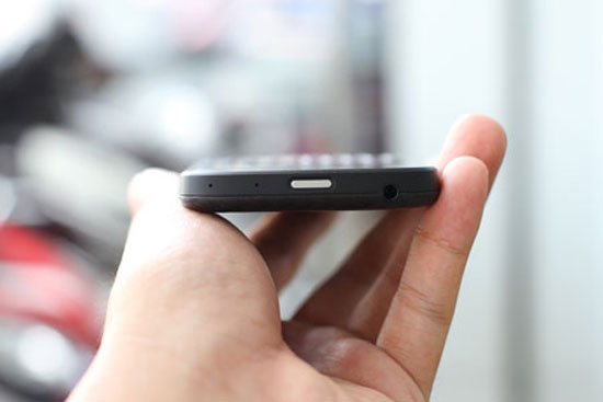 Cạnh trên là nút bấm nguồn. Mở hộp BlackBerry Q10 bản thương mại tại Việt Nam