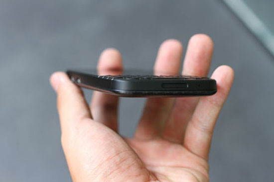 Hệ thống loa và mic ở dưới chân máy. Mở hộp BlackBerry Q10 bản thương mại tại Việt Nam