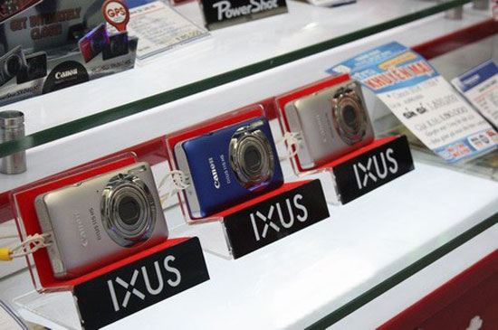 Có sự chênh giá bán máy ảnh compact rất lớn giữa các siêu thị, cửa hàng. Thị trường máy ảnh compact đại hạ giá để giải phóng hàng tồn