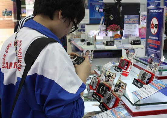 Giá máy ảnh compact trong khoảng 1-2 triệu đồng được cho là phù hợp với khả năng mua sắm của nhóm người dùng chưa có điều kiện sắm smartphone. Thị trường máy ảnh compact đại hạ giá để giải phóng hàng tồn