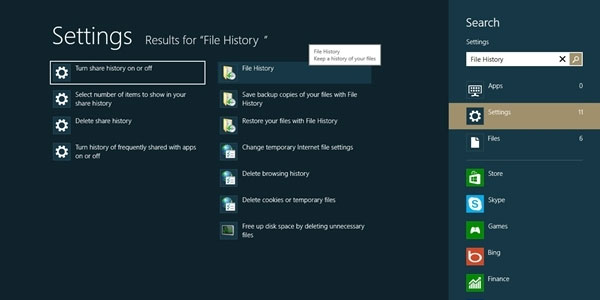 Tìm đến tính năng File History thông qua tính năng Search của Windows 8 hay trong tùy chọn thiết lập Control Panel > File History. Kích hoạt và sử dụng tính năng sao lưu thời gian thực trong Windows 8