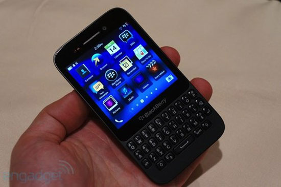 Máy chạy BlackBerry 10 Điện thoại BlackBerry Q5 giá rẻ, nhiều màu ra mắt