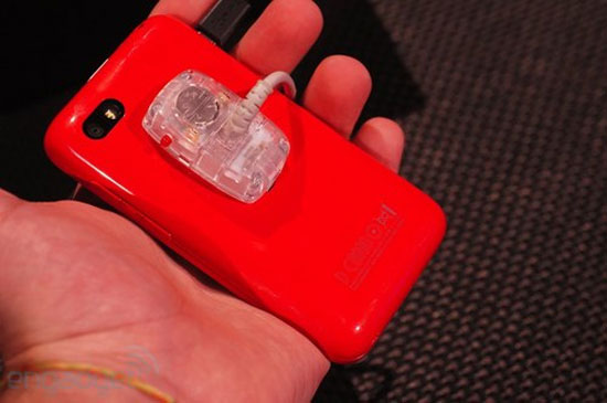 Mặt sau BlackBerry Q5 màu đỏ Điện thoại BlackBerry Q5 giá rẻ, nhiều màu ra mắt