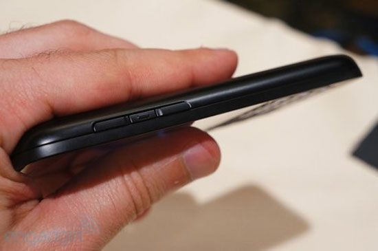 Tăng giảm âm lượng Điện thoại BlackBerry Q5 giá rẻ, nhiều màu ra mắt