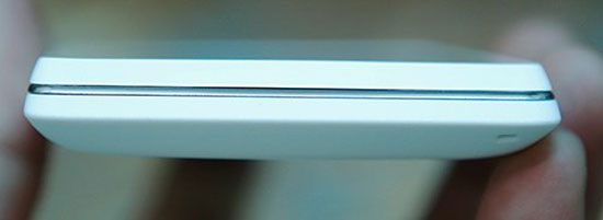 Phần đế máy. Smartphone Sony Xperia L mới thuộc dòng Arc