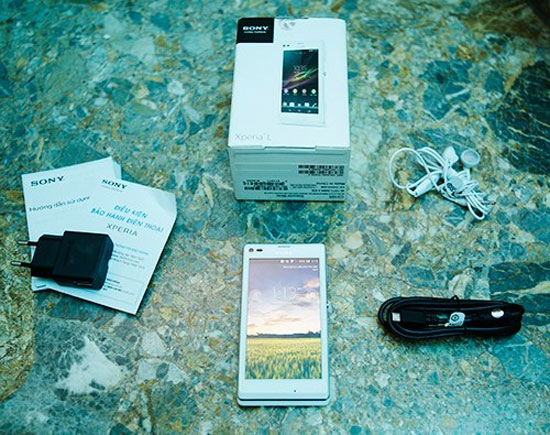 Máy bán kèm theo phụ kiện gồm sạc, cáp, tai nghe, thẻ bảo hành và sách hướng dẫn. Smartphone Sony Xperia L mới thuộc dòng Arc