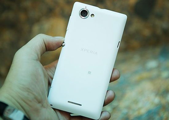 Phần nắp sau máy. Smartphone Sony Xperia L mới thuộc dòng Arc