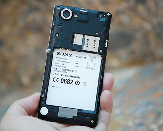 Sim và khe cắm thẻ nhớ ở dưới nắp lưng của máy. Smartphone Sony Xperia L mới thuộc dòng Arc