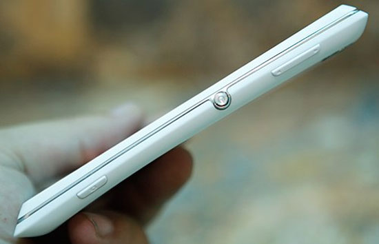 Nút nguồn, nút tăng giảm âm lượng và chụp hình nhanh được bố trí hết bên cạnh phải máy. Smartphone Sony Xperia L mới thuộc dòng Arc