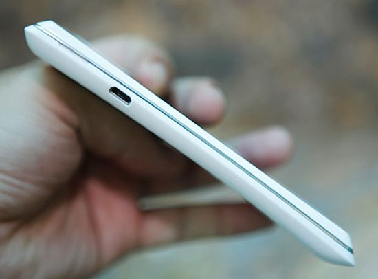 Cổng sạc ở cạnh trái máy, hài đầu của Xperia L được vuốt nhọn thay vì bằng phẳng như các model cũ của năm ngoái. Smartphone Sony Xperia L mới thuộc dòng Arc