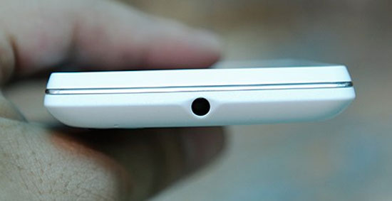Jack cắm tai nghe nằm ở giữa đỉnh máy. Smartphone Sony Xperia L mới thuộc dòng Arc