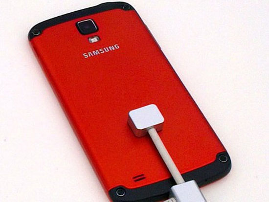 Ngoại hình về cơ bản trông vẫn giống với Galaxy S4 nhưng một số chi tiết như dãy phím bên dưới màn hình đã được thay đổi... Galaxy S4 Active chống nước lộ ảnh thực tế