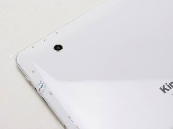 Camera chính mặt sau hỗ trợ độ phân giải 3 megapixel. Máy tính bảng 8 inch giá mềm KingCom JoyPad C82