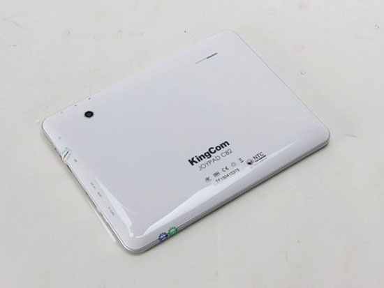 Phần vỏ nhựa mặt lưng máy sơn bóng bẩy. Máy tính bảng 8 inch giá mềm KingCom JoyPad C82