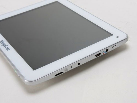 Từ trái qua phải là khe cắm thẻ nhớ microSD, cổng nguồn 5V DC, cổng micro USB, ngõ cắm tai nghe và nút nguồn. Máy tính bảng 8 inch giá mềm KingCom JoyPad C82