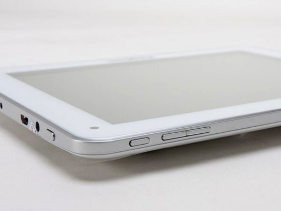 Cạnh trên của máy là nút Back và cụm nút tăng/giảm âm lượng. Máy tính bảng 8 inch giá mềm KingCom JoyPad C82