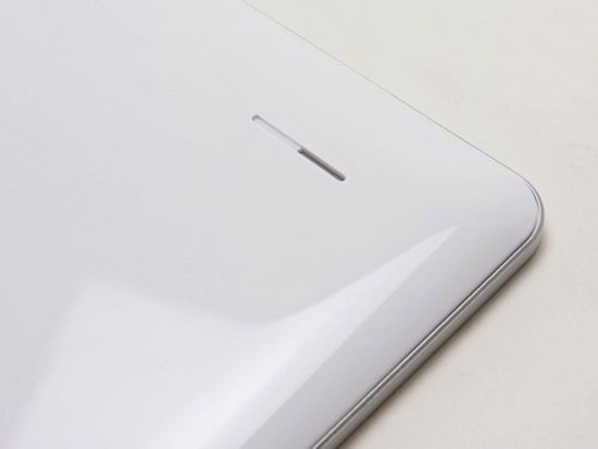 Loa tích hợp công suất 1W mặt sau máy có âm lượng khá nhỏ. Máy tính bảng 8 inch giá mềm KingCom JoyPad C82