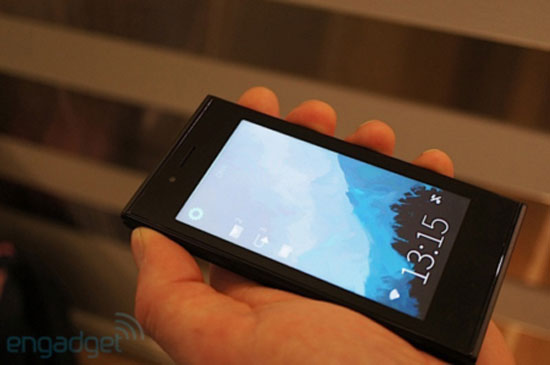Mặt trước điện thoại Jolla Điện thoại đầu tiên chạy hệ điều hành Sailfish