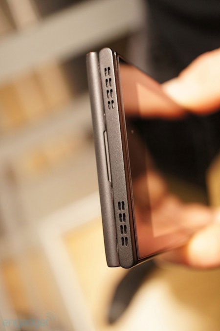 Cạnh phía trên điện thoại Điện thoại đầu tiên chạy hệ điều hành Sailfish