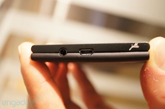 Khe cắm thẻ nhớ microSD Điện thoại đầu tiên chạy hệ điều hành Sailfish