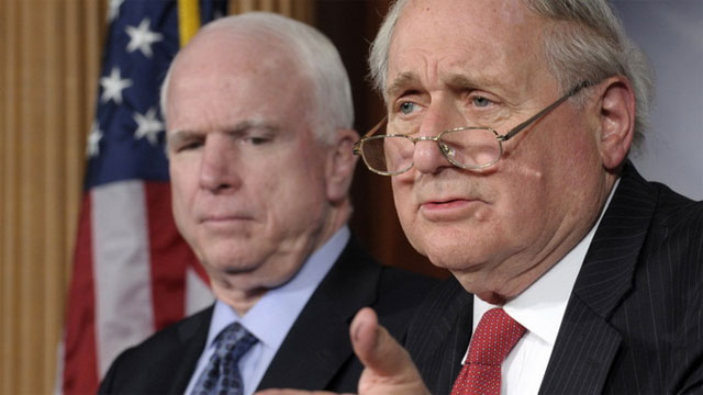 Các thượng nghị sĩ Mỹ John McCain (trái) và Carl Levin Các nhà điều tra Mỹ tố Apple trốn thuế 44 tỉ USD