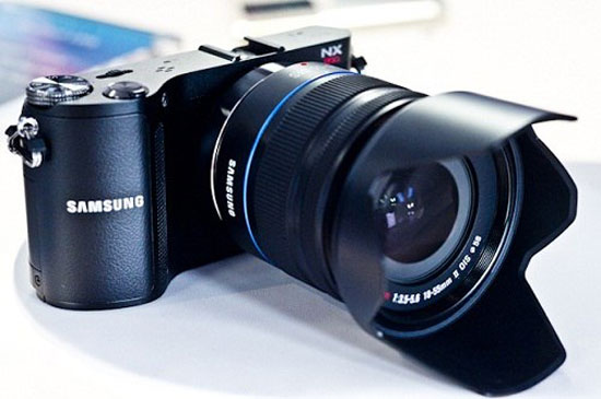 Mẫu camera mirrorless NX200 của Samsung. Samsung kỳ vọng thống trị thị trường camera mirrorless toàn cầu