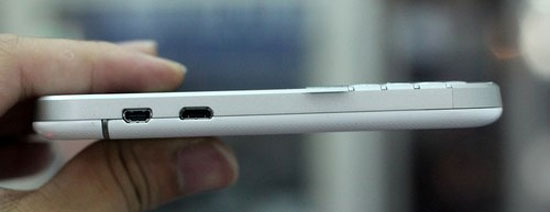 Cổng microHDMI và microUSB. BlackBerry Q10 trắng về VN với giá 17 triệu đồng