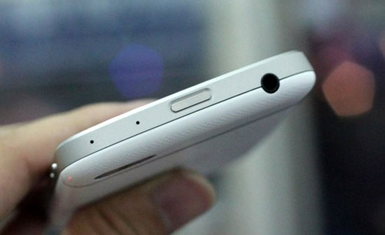 Đỉnh máy với nút nguồn, giắc tai nghe và hai lỗ micrphone nhỏ để lộ ra trên viền. BlackBerry Q10 trắng về VN với giá 17 triệu đồng