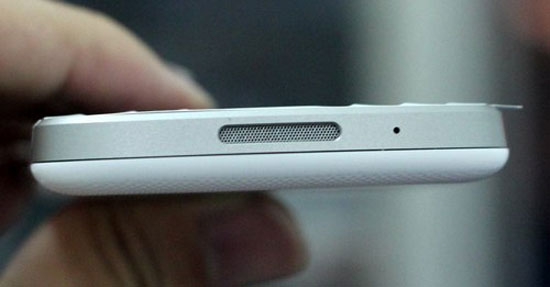 Loa ngoài ở đuôi máy. BlackBerry Q10 trắng về VN với giá 17 triệu đồng