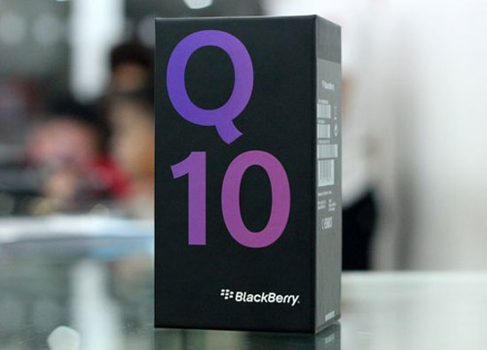 Q10 có hộp đựng giống hệt với Z10 chỉ khác về tên máy bên ngoài. BlackBerry Q10 trắng về VN với giá 17 triệu đồng
