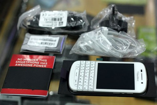 Phụ kiện vẫn giống bản màu đen, chỉ khác tai nghe có màu trắng. BlackBerry Q10 trắng về VN với giá 17 triệu đồng