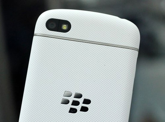 Nắp lưng nhựa phía sau dạng vân sần với các chấm nhỏ li ti... BlackBerry Q10 trắng về VN với giá 17 triệu đồng