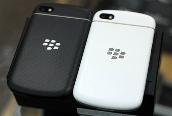 ... thay vì trơn và có hoa văn carbon như bản màu đen. BlackBerry Q10 trắng về VN với giá 17 triệu đồng