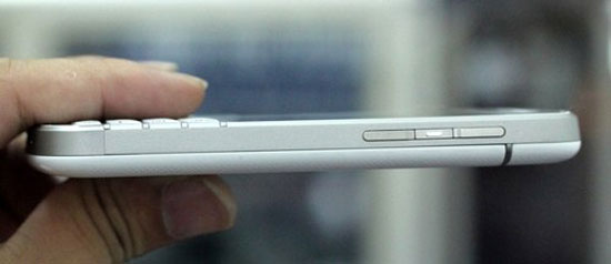 Viền máy với các phím cứng làm từ kim loại. BlackBerry Q10 trắng về VN với giá 17 triệu đồng