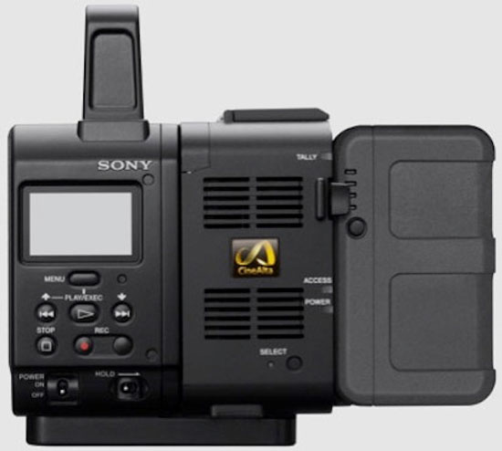 Phụ kiện NEX-IFR5 (bên trái), bộ thu tín hiệu AXS-R5 (giữa) và bộ pin (phải) khi tháo rời khỏi thân máy quay NEX-FS700. Sony giới thiệu phụ kiện hỗ trợ quay phim chuẩn RAW 2K/4K cho máy quay NEX-FS700