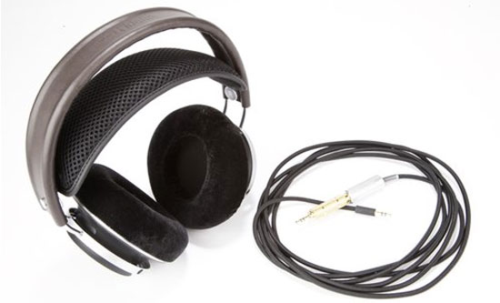 Cáp tín hiệu âm thanh dài 3m của Fidelio X1 có thể tháo rời. Đi kèm tai nghe còn có đầu chuyển loại 6,3mm. Tai nghe Philips Fidelio X1 cho người mê phim ảnh