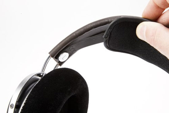 Vòm chụp đầu phụ này có thể co giãn tùy theo cỡ đầu của người dùng. Tai nghe Philips Fidelio X1 cho người mê phim ảnh
