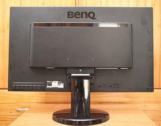 Phía sau máy với vân giả carbon nhìn cứng cáp. BenQ bán màn hình chống nhấp nháy đầu tiên tại Việt Nam