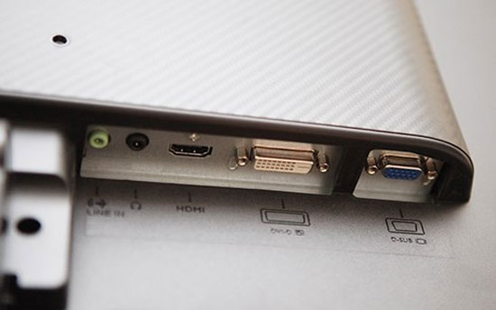 Các cổng kết nối nằm phía dưới bên phải màn hình. BenQ bán màn hình chống nhấp nháy đầu tiên tại Việt Nam