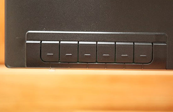 Hệ thống nút bấm điều khiển phía sau. BenQ bán màn hình chống nhấp nháy đầu tiên tại Việt Nam