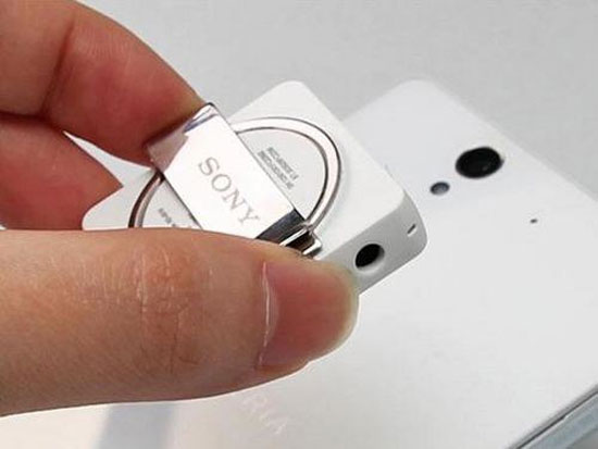 SBH20 cũng được trang bị kẹp cài áo ở mặt sau. Bộ đôi loa di động và headset Sony hỗ trợ NFC