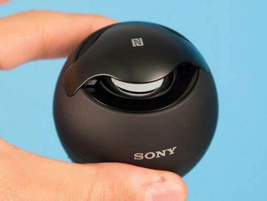 Đỉnh loa cũng là nơi để người dùng chạm và kết nối với các thiết bị di động hỗ trợ NFC. Bộ đôi loa di động và headset Sony hỗ trợ NFC